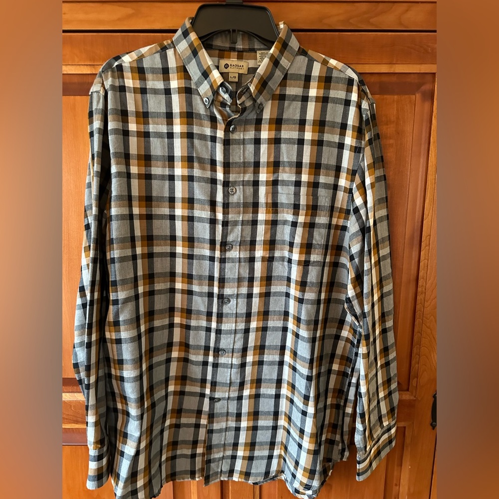 Havgar Mens casual button down shirt size L. One pocket